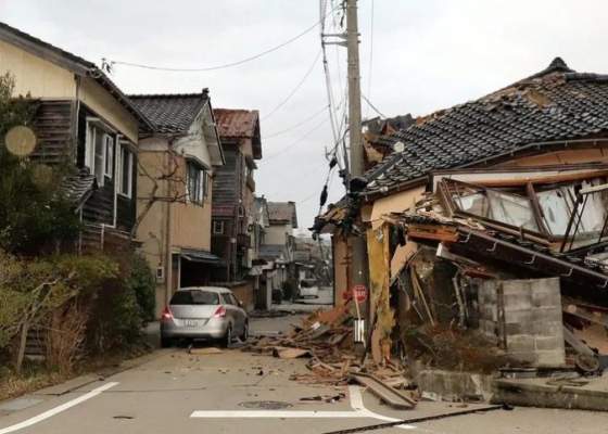 zemetrasenie v japonsku znicilo tisice budov a aut o zivot prislo najmenej 30 ludi