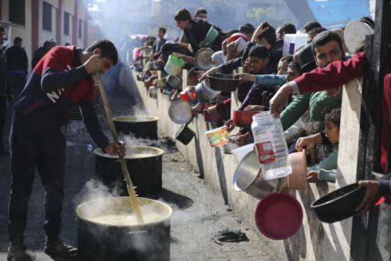 viac nez pol miliona ludi v pasme gazy celi katastrofickemu hladu varuje urad osn pre palestinskych utecencov