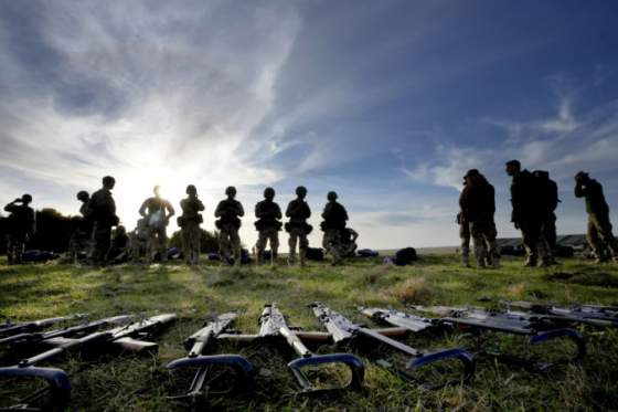 grecko uz pripravuje balik nepotrebneho vojenskeho vybavenia a zbrani ktory poputuje na ukrajinu