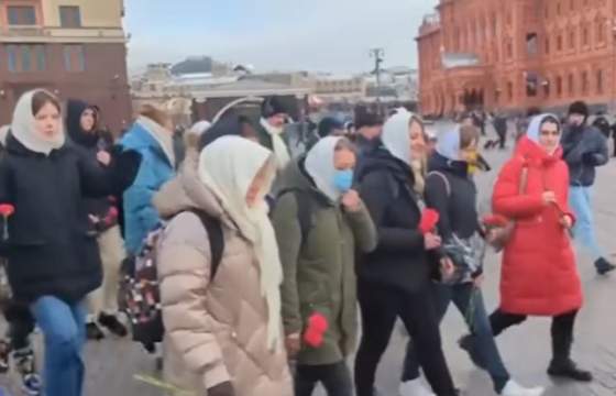 manzelky ruskych vojakov ziadaju navrat muzov z ukrajiny policia na proteste v moskve zatkla desiatky ludi video