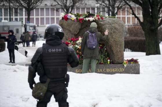 ruska policia zatkla uz asi tristo ludi ktori prisli polozit kvety na pamiatku alexeja navalneho