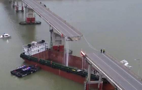 nakladna lod narazila do mosta v cinskom kantone do rieky sa zrutilo pat vozidiel vratane autobusu foto