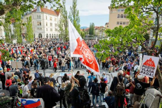 tisice slovincov vysli do ulic lublany ziadaju odstupenie premiera a predcasne volby video