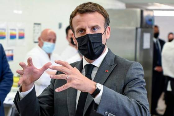 francuzsky prezident macron dostal pocas oficialnej navstevy facku incident odsudila aj le penova video