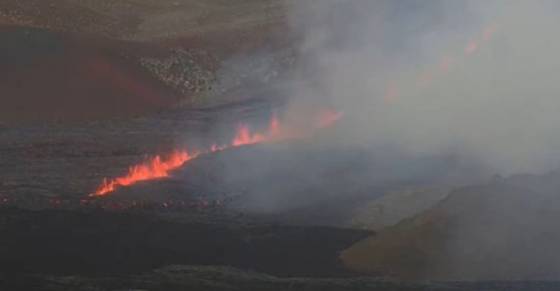 nedaleko islandskeho letiska v keflaviku zacala z pukliny vyvierat lava video