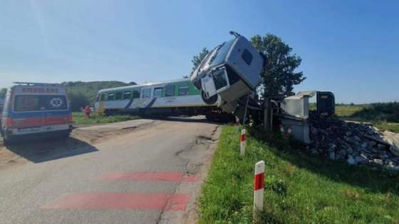 v polsku narazil vlak do nakladneho auta na zeleznicnom priecesti zranilo sa dvadsatdva ludi foto video