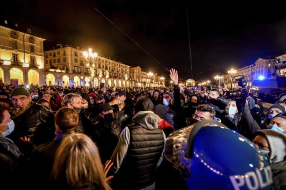 taliani vysli pre nove opatrenia voci koronavirusu do ulic demonstracie sprevadzali nasilnosti video