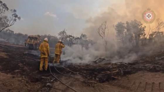 lesny poziar v australii znicil viac ako 50 domov a naslo sa aj obhorene ludske telo video