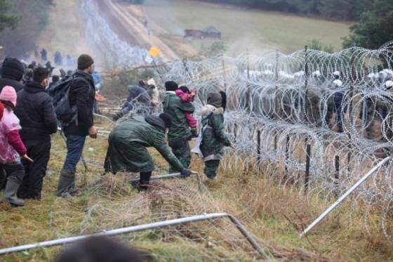 skupina asi 50 migrantov prelomila barieru na hraniciach a vstupila do polska video