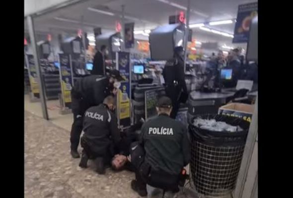 policia tvrdo zasiahla proti ludom bez ruska v piestanskom supermarkete video