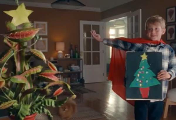 dokonaly vianocny stromcek reklama johna lewisa s mucholapkou otriasa tradiciami video