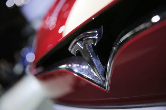 Tesla odmieta obvinenia, že jej automobily samovoľne zrýchľujú