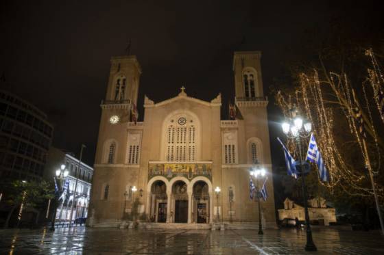 Grécka pravoslávna cirkev nechce zatvoriť kostoly, kňazov vyzýva na ignorovanie nariadení