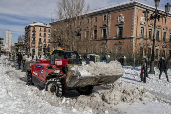 Španieli po snehovej búrke spriechodnili cesty a z áut vyslobodili stovky uviaznutých ľudí