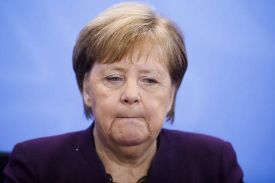 Merkelová uvažuje o zavedení prísnejších opatrení proti koronavírusu