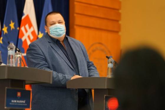 sudcovia a advokati kritizuju zmeny pocas nudzoveho stavu a hovoria aj o hybridnych aktoch hygienikov