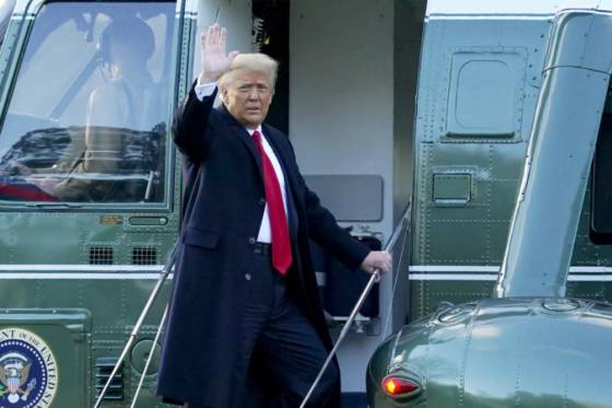 trump porusil mnohe prezidentske tradicie no jednu dodrzal bidenovi zanechal list