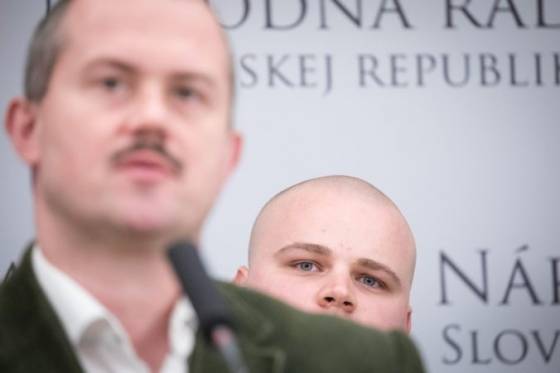 Odchod výrazných poslancov z ĽSNS stranu výrazne neovplyvní, myslí si politológ Ján Ruman