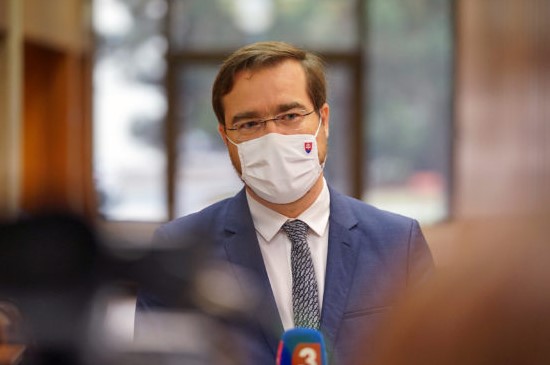 Minister zdravotníctva od začiatku pandémie vybavil hygienikov výnimku pre 400 osôb