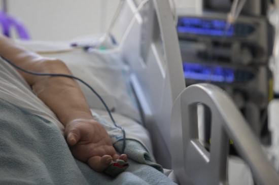 Takmer tretina pacientov vyliečených z ochorenia COVID-19 skončí opäť v nemocnici. Každý ôsmy zomrie