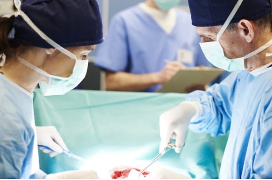 COVID-19 vážne ohrozuje pacientov po transplantácii. Ministerstvo vyzýva ľudí, aby kontaktovali lekára