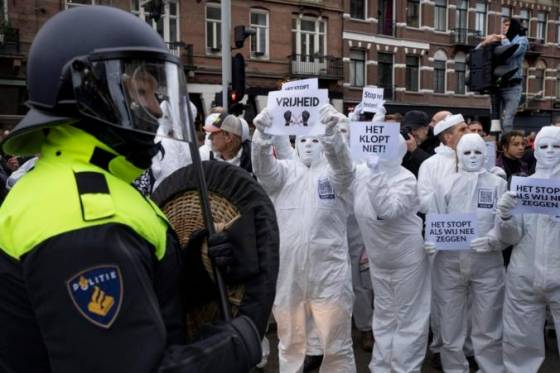 v amsterdame napriek zakazu protestovali tisice ludi v holandsku plati celostatny lockdown