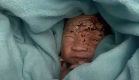 matka tajne porodila na toalete pocas letu nechceneho novorodenca skryla v smetnom kosi video