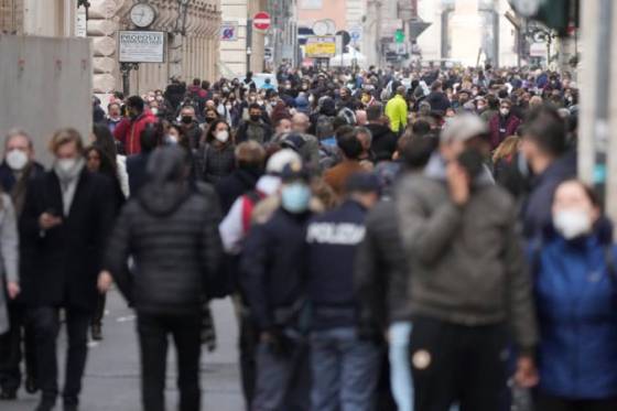 taliansko zavedie sprisnene opatrenia pre nezaockovanych ludia mozu dostat pokuty