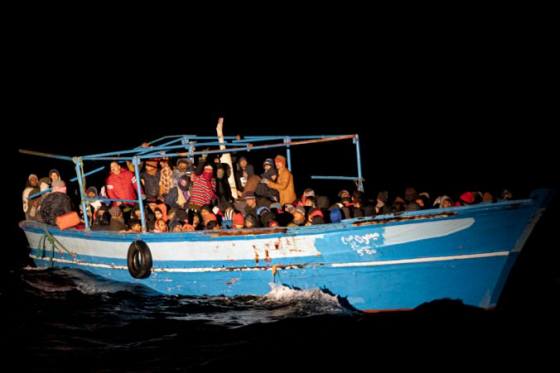 pobrezna straz zachranila pri ostrove lampedusa priblizne 300 migrantov niekolko z nich zomrelo