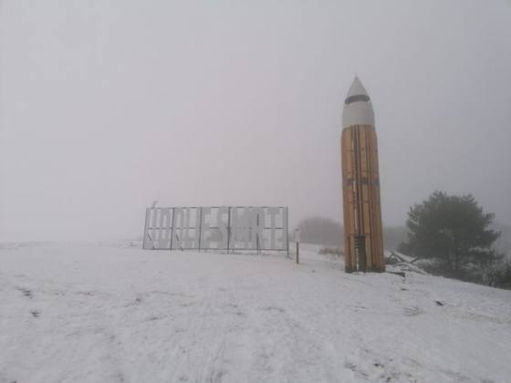 v obci kruzlova pribudla nova rozhladna ma nezvycajny tvar vojenskeho naboja