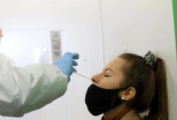 pandemicka situacia sa v cechach zhorsuje novoinfikovanych rapidne pribuda
