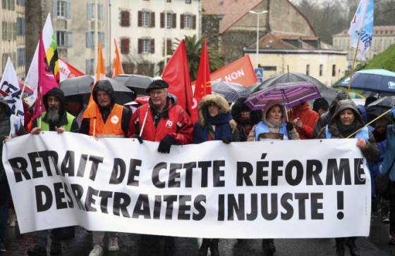 tisicky ludi vo francuzsku demonstruju proti dochodkovej reforme strajk postihol aj versailles a louvre