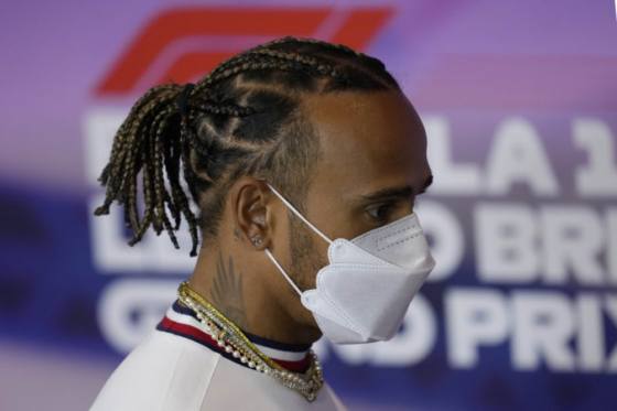 hamilton opisal ako ho uz pocas zakladnej skoly sikanovali pre tmavu farbu pleti