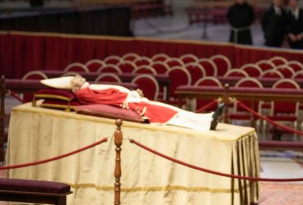 vatikan vystavil telo papeza benedikta xvi v bazilike svateho petra poctu mu prichadzaju vzdat tisice ludi video foto
