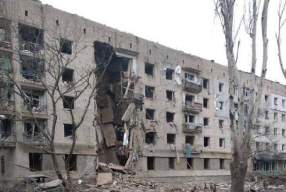 rusi zautocili na orichiv riadenymi bombami zasiahli obytnu budovu