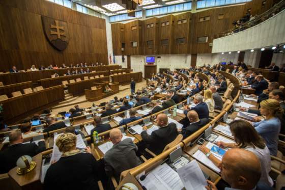 v parlamente sa zacne rozprava k novele trestneho zakona prihlasilo sa 59 opozicnych poslancov