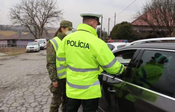 dvojica vodicov nerespektovala zakaz vedenia motorovych vozidiel skoncili v policajnej cele