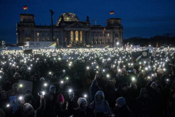 statisice ludi v nemecku protestovali proti krajnej pravici ktora udajne chce deportovat miliony imigrantov