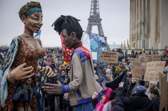 francuzi protestovali proti zakonu o imigracii do ulic vysli desiatky tisic ludi video foto