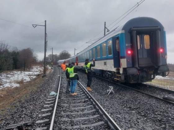 zrazku vlaku ic 546 s nakladiakom neprezil rusnovodic viacero cestujucich je zranenych foto