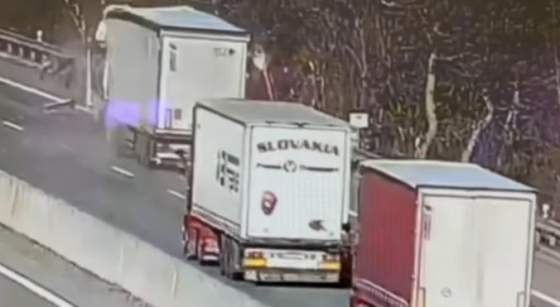 kamionista pred narazom do cestarov na dialnici d1 vobec nereagoval na smerovu sipku nehodu neprezil video