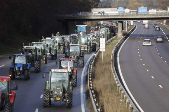 protesty farmarov pokracuju vo francuzsku aj belgicku europska komisia oznamila plan pomoci