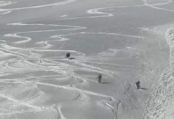 lavina v zapadnych tatrach strhla dvoch lyziarov svedkovia natocili desive video