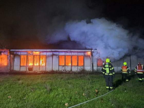 na trnavskej ceste v bratislave zacali horiet unimobunky pri poziari sa nikto nezranil
