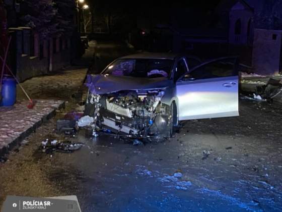 unik pred policiou mu nevysiel muz pod vplyvom drog skoncil v betonovom oploteni rodinneho domu foto