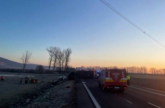 pre vaznu dopravnu nehodu uzavreli cestu pri drienovci na mieste zasahoval aj zachranarsky vrtulnik foto