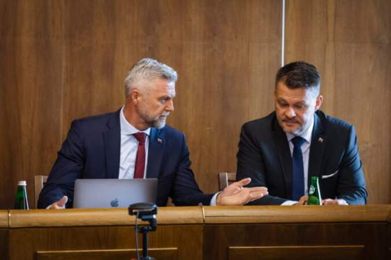 stvorica poslancov hlasu chce stretnutie so sutajom estokom znepokojuje ich nestabilita poslaneckeho klubu
