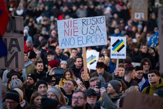 V Bratislave sa na protestnom zhromaždení Slovensko je Európa zišlo 60-tisíc ľudí, podporili ich aj Polívka a Maštalír – VIDEO, FOTO