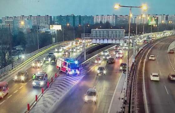 na pristavnom moste sa zrazilo viacero aut usek je tazko prejazdny a tvoria sa kolony