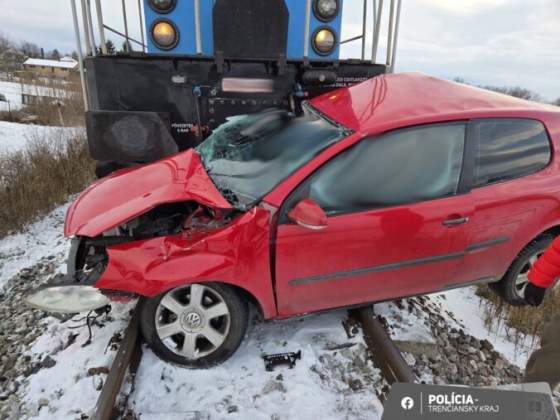 vodicka vosla na priecestie do drahy prichadzajuceho rusna zrazku neprezili dve osoby foto